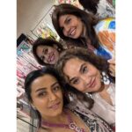 Namrata Shirodkar Instagram – A fabulous new collection by @gazalguptacouture ✨ 
Had a wonderful time with some nice Delhi gupshup!

@pinkyreddyofficial @archiemirchi 
@bobbykandhari @gazalgglove

Jewellery: @irasvafinejewellery