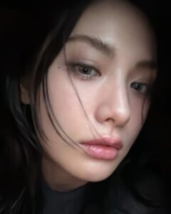 Nana Instagram - 지방시랑함께해 🤍 모미도함께해 🥰 #givenchy #2024SS #현대백화점 #판교점 #팝업스토어 #꽃 #newelegance #voyouchain #sharklockboots