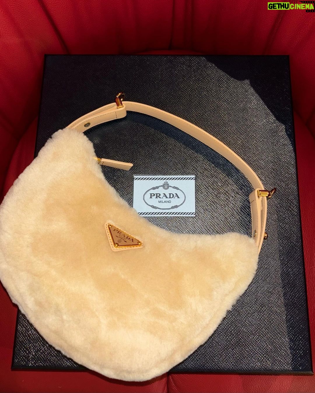 Nana Instagram - 메리크리스마스 프라다산타❤️ #PradaHoliday23 #prada