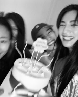Nana Instagram - 함께해줘서고마워 영원한 내친구들🤍

#내생일🎂
 #축하해주신모든분들께감사드립니다