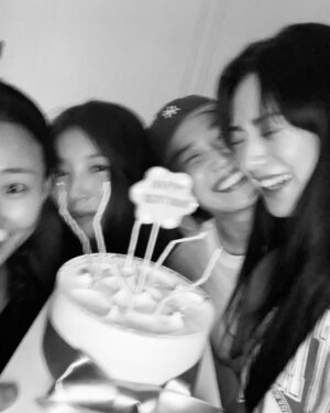 Nana Instagram - 함께해줘서고마워 영원한 내친구들🤍

#내생일🎂
 #축하해주신모든분들께감사드립니다