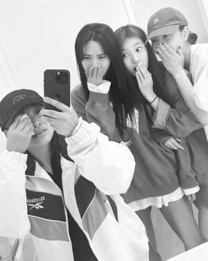 Nana Instagram - 함께해줘서고마워 영원한 내친구들🤍

#내생일🎂
 #축하해주신모든분들께감사드립니다
