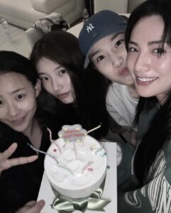 Nana Instagram - 함께해줘서고마워 영원한 내친구들🤍 #내생일🎂 #축하해주신모든분들께감사드립니다