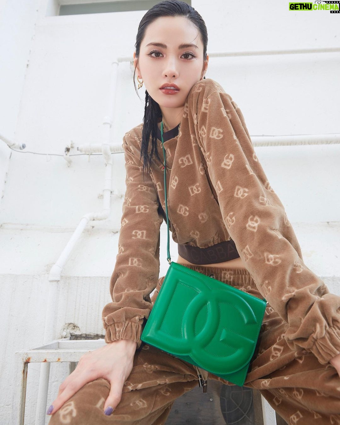 Nana Instagram - #돌체앤가바나 #dolcegabbana #DG로고백 #DGLogoBag #광고 @dolcegabbana 💚
