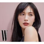 Nana Instagram - #협찬 #W_Beauty 꿈결 같은 반짝임!✨ 나나의 촉촉하게 반짝이는 눈매는 스쿠의 새로운 리퀴드 아이섀도 ‘리퀴드 러스터 아이즈’로 완성한 것! 다양한 입자의 천연물감에서 영감 받은, 스쿠 2023 A/W 컬렉션의 히어로 ‘리퀴드 러스터 아이즈’는 그간 우리가 리퀴드 아이섀도에 관해 가졌던 편견을 가볍게 날려버립니다. 혁신적인 오일 배합으로 도포 후 바로 마르지 않아 블렌딩이 쉽고, 부드럽게 밀착돼 갈라짐이나 끼임도 없죠. 또 다양한 컬러 글라스 펄의 우아한 반짝임은 물론, 너무 탁하지도 너무 투명하지도 않은 절묘한 발색으로 별빛 흐르는 은하수 눈매를 완성합니다. 7월 21일 출시되는 7가지 NEW 컬러와 함께 리퀴드 섀도의 신세계를 경험해보세요🤩 @wkorea #editor_이현정 🌌Suqqu 리퀴드 러스터 아이즈 7.3g, 4만8천원. 뷰티 에디터 | 이현정 포토그래퍼 | 신선혜 스타일리스트 | 조보민 헤어 | 한수화 메이크업 | 이나겸 세트 | 한송이 어시스턴트 | 오지안 #나나 #Nana #스쿠 #SUQQU #suqqucircle #AW컬렉션 #가을메이크업 #리퀴드러스터아이즈 #리퀴드아이섀도우 #나나섀도우 #스쿠섀도우 #다채로움