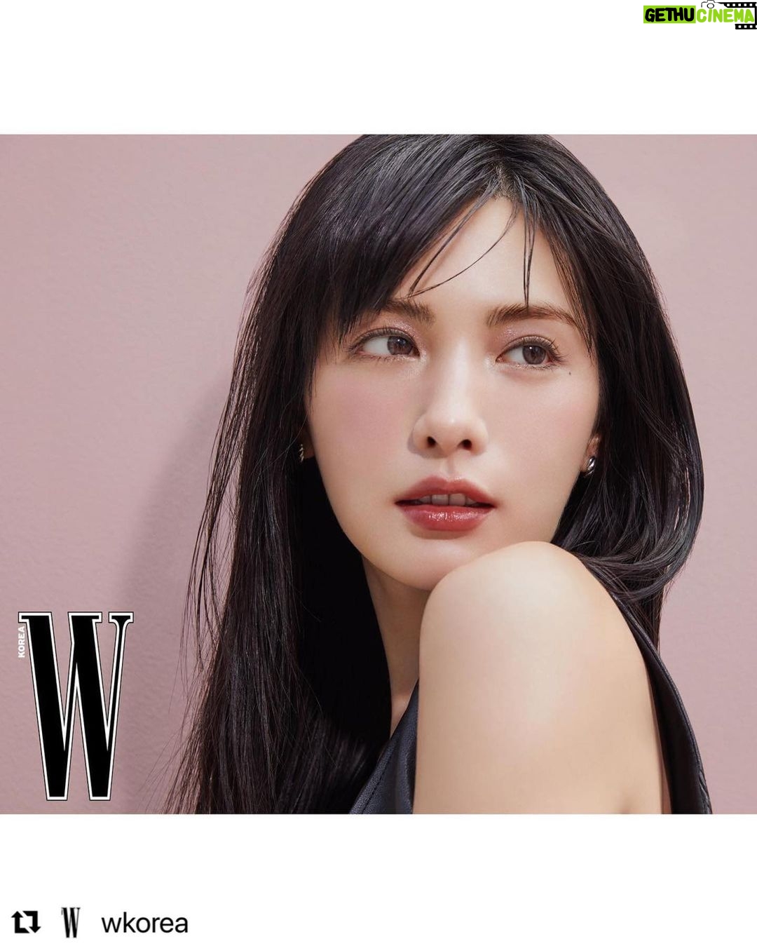 Nana Instagram - #협찬 #W_Beauty 꿈결 같은 반짝임!✨ 나나의 촉촉하게 반짝이는 눈매는 스쿠의 새로운 리퀴드 아이섀도 ‘리퀴드 러스터 아이즈’로 완성한 것! 다양한 입자의 천연물감에서 영감 받은, 스쿠 2023 A/W 컬렉션의 히어로 ‘리퀴드 러스터 아이즈’는 그간 우리가 리퀴드 아이섀도에 관해 가졌던 편견을 가볍게 날려버립니다. 혁신적인 오일 배합으로 도포 후 바로 마르지 않아 블렌딩이 쉽고, 부드럽게 밀착돼 갈라짐이나 끼임도 없죠. 또 다양한 컬러 글라스 펄의 우아한 반짝임은 물론, 너무 탁하지도 너무 투명하지도 않은 절묘한 발색으로 별빛 흐르는 은하수 눈매를 완성합니다. 7월 21일 출시되는 7가지 NEW 컬러와 함께 리퀴드 섀도의 신세계를 경험해보세요🤩 @wkorea #editor_이현정 🌌Suqqu 리퀴드 러스터 아이즈 7.3g, 4만8천원. 뷰티 에디터 | 이현정 포토그래퍼 | 신선혜 스타일리스트 | 조보민 헤어 | 한수화 메이크업 | 이나겸 세트 | 한송이 어시스턴트 | 오지안 #나나 #Nana #스쿠 #SUQQU #suqqucircle #AW컬렉션 #가을메이크업 #리퀴드러스터아이즈 #리퀴드아이섀도우 #나나섀도우 #스쿠섀도우 #다채로움