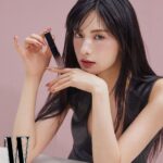 Nana Instagram - #협찬 #W_Beauty 꿈결 같은 반짝임!✨ 나나의 촉촉하게 반짝이는 눈매는 스쿠의 새로운 리퀴드 아이섀도 ‘리퀴드 러스터 아이즈’로 완성한 것! 다양한 입자의 천연물감에서 영감 받은, 스쿠 2023 A/W 컬렉션의 히어로 ‘리퀴드 러스터 아이즈’는 그간 우리가 리퀴드 아이섀도에 관해 가졌던 편견을 가볍게 날려버립니다. 혁신적인 오일 배합으로 도포 후 바로 마르지 않아 블렌딩이 쉽고, 부드럽게 밀착돼 갈라짐이나 끼임도 없죠. 또 다양한 컬러 글라스 펄의 우아한 반짝임은 물론, 너무 탁하지도 너무 투명하지도 않은 절묘한 발색으로 별빛 흐르는 은하수 눈매를 완성합니다. 7월 21일 출시되는 7가지 NEW 컬러와 함께 리퀴드 섀도의 신세계를 경험해보세요🤩 @wkorea #editor_이현정 🌌Suqqu 리퀴드 러스터 아이즈 7.3g, 4만8천원. 뷰티 에디터 | 이현정 포토그래퍼 | 신선혜 스타일리스트 | 조보민 헤어 | 한수화 메이크업 | 이나겸 세트 | 한송이 어시스턴트 | 오지안 #나나 #Nana #스쿠 #SUQQU #suqqucircle #AW컬렉션 #가을메이크업 #리퀴드러스터아이즈 #리퀴드아이섀도우 #나나섀도우 #스쿠섀도우 #다채로움