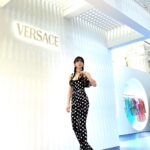 Nana Instagram - nana ♥️ versace @versace #광고 #Versace #VersaceLaVacanza #베르사체 #베르사체라바칸자 #신세계백화점강남점
