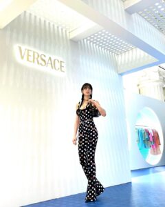 Nana Instagram - nana ♥️ versace @versace #광고 #Versace #VersaceLaVacanza #베르사체 #베르사체라바칸자 #신세계백화점강남점