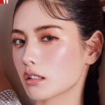 Nana Instagram - #협찬 #W_Beauty 나나의 금빛🌟시선을 완성한 제품은 스쿠 ‘리퀴드 러스터 아이즈(02 백금)’! 눈두덩 전체와 눈 밑 애굣살 부위에도 발라 다이아몬드처럼 빛나는 눈매로 연출한 뒤, 4색 섀도 팔레트 ‘시그니처 컬러 아이즈(128 반짝이는 모래)’의 화사한 골든 옐로를 아이라인을 따라 덧바르고, 눈 앞머리에 모스 그레이 컬러로 산뜻함을 더했습니다🍃 볼에는 장밋빛 ‘퓨어 컬러 블러쉬(142 붉은빛 잔상)’를, 입술에는 골드 펄이 감도는 ‘모이스처 리치 립스틱(128 붉은빛)’을 오버 립으로 발라 글래머러스하게 완성했죠. 화려하면서도 고급스러운 변신이 필요할 때 참고해보세요!🫅@wkorea #editor_이현정 #나나 #Nana #스쿠 #SUQQU #suqqucircle #AW컬렉션 #가을메이크업 #리퀴드러스터아이즈 #리퀴드아이섀도우 #나나섀도우 #스쿠섀도우 #다채로움