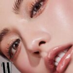 Nana Instagram - #협찬 #W_Beauty 꿈결 같은 반짝임!✨ 나나의 촉촉하게 반짝이는 눈매는 스쿠의 새로운 리퀴드 아이섀도 ‘리퀴드 러스터 아이즈’로 완성한 것! 다양한 입자의 천연물감에서 영감 받은, 스쿠 2023 A/W 컬렉션의 히어로 ‘리퀴드 러스터 아이즈’는 그간 우리가 리퀴드 아이섀도에 관해 가졌던 편견을 가볍게 날려버립니다. 혁신적인 오일 배합으로 도포 후 바로 마르지 않아 블렌딩이 쉽고, 부드럽게 밀착돼 갈라짐이나 끼임도 없죠. 또 다양한 컬러 글라스 펄의 우아한 반짝임은 물론, 너무 탁하지도 너무 투명하지도 않은 절묘한 발색으로 별빛 흐르는 은하수 눈매를 완성합니다. 7월 21일 출시되는 7가지 NEW 컬러와 함께 리퀴드 섀도의 신세계를 경험해보세요🤩 @wkorea #editor_이현정 🌌Suqqu 리퀴드 러스터 아이즈 7.3g, 4만8천원. 뷰티 에디터 | 이현정 포토그래퍼 | 신선혜 스타일리스트 | 조보민 헤어 | 한수화 메이크업 | 이나겸 세트 | 한송이 어시스턴트 | 오지안 #나나 #Nana #스쿠 #SUQQU #suqqucircle #AW컬렉션 #가을메이크업 #리퀴드러스터아이즈 #리퀴드아이섀도우 #나나섀도우 #스쿠섀도우 #다채로움