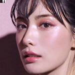 Nana Instagram - #협찬 #W_Beauty 반짝이는 색색의 광물을 곱게 갈아 뿌리면 이런 느낌일까요? 천연물감에서 영감 받은 스쿠 ‘리퀴드 러스터 아이즈’로 나나처럼 빛나는 다이아몬드 아이를 연출해보세요!💎 은은한 그레이 라일락 컬러로 지적인 무드를 연출해주는 ‘03 눈물 머금은 별’, 신비로운 실버 펄에 관능적인 핑크빛이 감도는 ‘01 복숭앗빛 보석’, 은은한 금빛 모래처럼 찬란한 눈매로 물들여주는 ’02 백금‘ 컬러까지!✨고르기 어려울 정도로 예쁜 컬러가 한 가득! 그뿐인가요? 바르자마자 얇게 밀착돼 부드럽게 블렌딩되는 텍스처는 직접 발라보면 깜짝 놀랄 수밖에 없죠. 다채로운 7가지 컬러의 ‘리퀴드 러스터 아이즈’ 지금 스쿠 매장에서 만나보세요! @wkorea #editor_이현정 🌟Suqqu 리퀴드 러스터 아이즈 7.3g, 4만8천원. 뷰티 에디터 | 이현정 영상 | 팀바른 스타일리스트 | 조보민 헤어 | 한수화 메이크업 | 이나겸 세트 | 한송이 어시스턴트 | 오지안 #나나 #Nana #스쿠 #SUQQU #suqqucircle #AW컬렉션 #가을메이크업 #리퀴드러스터아이즈 #리퀴드아이섀도우 #나나섀도우 #스쿠섀도우 #다채로움