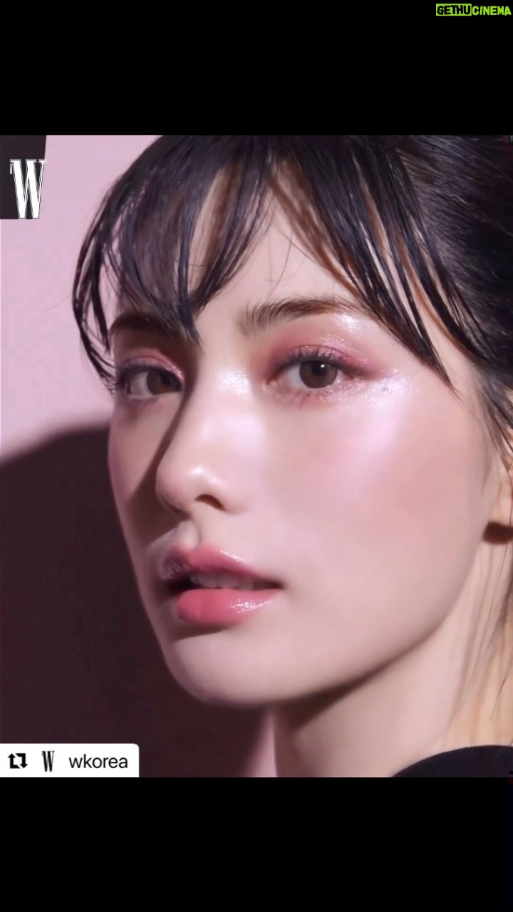 Nana Instagram - #협찬 #W_Beauty 반짝이는 색색의 광물을 곱게 갈아 뿌리면 이런 느낌일까요? 천연물감에서 영감 받은 스쿠 ‘리퀴드 러스터 아이즈’로 나나처럼 빛나는 다이아몬드 아이를 연출해보세요!💎 은은한 그레이 라일락 컬러로 지적인 무드를 연출해주는 ‘03 눈물 머금은 별’, 신비로운 실버 펄에 관능적인 핑크빛이 감도는 ‘01 복숭앗빛 보석’, 은은한 금빛 모래처럼 찬란한 눈매로 물들여주는 ’02 백금‘ 컬러까지!✨고르기 어려울 정도로 예쁜 컬러가 한 가득! 그뿐인가요? 바르자마자 얇게 밀착돼 부드럽게 블렌딩되는 텍스처는 직접 발라보면 깜짝 놀랄 수밖에 없죠. 다채로운 7가지 컬러의 ‘리퀴드 러스터 아이즈’ 지금 스쿠 매장에서 만나보세요! @wkorea #editor_이현정 🌟Suqqu 리퀴드 러스터 아이즈 7.3g, 4만8천원. 뷰티 에디터 | 이현정 영상 | 팀바른 스타일리스트 | 조보민 헤어 | 한수화 메이크업 | 이나겸 세트 | 한송이 어시스턴트 | 오지안 #나나 #Nana #스쿠 #SUQQU #suqqucircle #AW컬렉션 #가을메이크업 #리퀴드러스터아이즈 #리퀴드아이섀도우 #나나섀도우 #스쿠섀도우 #다채로움