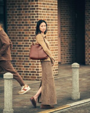 Nana Eikura Instagram - @tods 

Photo：Shunya Arai @yard_tokyo 
Styling： @miyuki_blue 
Hair： @kenichiforsenseofhumour 
Make-up： @rikamatsui26 
Male model： @wamo.r 
Text&Edit： @kanako.uchida 

GINZA 5月号掲載