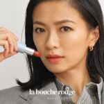 Nana Eikura Instagram - 💄ルバウムコト gift for parisian elegance to someone you love. 愛する人へパリのエレガンスなギフトを。 ラブーシュルージュのリップはお肌をいたわり、自然な美しさを際立たせます。 使い捨てではなく、一生使えるものとしてデザインされたアイテムをプレゼントしてみては？ ………………………. レザーケースとリップのリフィルのセット 上質なレザーのリップスティックケースと、ルバウムコトのリフィルがセットになっており、美しさと持続可能性を兼ね備えたアイテムです。 ■ルバウムコトセット/ LE BAUME KOTO SET 　¥16,280 in tax 〈セット内容〉 ・リップレザーケース　ブルー ・リップリフィル　ルバウムコト ………………………. ◯レザーケース ファッションブランドのために作られたレザーの余りを使用し、フランスの職人達の技巧を駆使したデザインとなっております。 ◯ルバウムコト/ LE BAUME KOTO 榮倉奈々さんとのコラボレーションによるブラウンをベースにしたカラー。 フランスのサン＝シュリアックで手摘みされた海藻をたっぷり配合しています。ビーガンでクルエルティフリー、ミツロウ不使用です。 ［代表的な成分］ ・植物由来成分 ・高濃度のスクアラン ・オーガニックのホホバオイル ・ヒアルロン酸 ・海藻のエッセンス ………………………. ラブーシュルージュ/ La Bouche Rouge 「Blue Beauty」＝「あなたと地球に良い、美しさを創造すること」 海洋に安全な成分、安全で持続可能な原料、再利用・リサイクル可能なパッケージ、グリーンビューティに続く新しいムーブメントで環境にも人にもやさしいコスメブランドです。 ………………………. #ルバウムコト #ルバウムコトセット #ラブーシュルージュ #榮倉奈々 #senseofhumour #センスオブヒューモア ………………………. #ホワイトデー#プレゼントにおすすめ#ホワイトデーギフト#お祝いギフト#ギフトにオススメ ………………………. #サスティナブル#サスティナブルコスメ#グリーンビューティ#アップサイクルレザー#植物由来成分#ノンシリコン#ビーガンコスメ#クルエルティフリー#ミツロウ不使用#オーガニックホホバオイル ………………………. SENSE OF HUMOUR