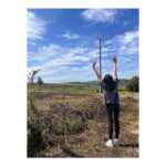 Nana Eikura Instagram - 市民エネルギーちば、の皆様から学ばせていただきました。正直、ソーラーパネルについてはネガティブな面の情報も聞くことがありますが、何事も「使い方」だと再確認しました。そして、「目的は何か」ですね。これからの未来に大切な「本当の豊かさ」を目標に掲げて行動、知識収集、取捨選択…に励みたいと思いました。 市民エネルギーちばの皆様は、限りある時間の中、丁寧に説明してくださりましたが、面白かったのは、このプロジェクトの進むスピード感！同じ志しの仲間と出会ってから、さらにロンハーマンと結託し、地産地消への道をわずか数ヶ月で立ち上げたとか。 熱意が人を動かす、を形にしていった方々の目は情熱的で感銘を受けました。その熱意を私も持って突き進みたい！ SPURで、未来への学び、という連載をスタートしました。まだまだ初心者、日々悩みながら小さく進むわたくしでございますが、SPURの連載を通して学びと体験を増やしていきたいと思います、ぜひ誌面で共有できたら嬉しいです。 そして、この日いただいた大豆になる予定のたわわな枝豆、茹でたらほくほくで美味しくて美味しくて。家族で美味しく大切にいただきました、市民エネルギーちばの皆様、どうもありがとうございました、またいつか会えたら嬉しいです(^^) SPUR1月号／撮影 横山創大