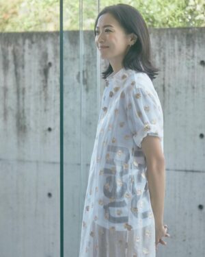 Nana Eikura Instagram - 2024ssのコレクションラインが幕を閉じようとしています。

受注会での想い出を振り返る隙のない１ヶ月を過ごしておりました…

写真を整理していて、ようやくあの日々の熱が蘇ってきました。

応募してくださった皆様の気持ち

会場へ足を運んでくださった皆様の気持ち

楽しんで洋服を見てくださった皆様の気持ち

本当に、どうもありがとうございました。

newnowの企画が始まって１年が過ぎます。

たった１年というのか、もう１年というのか。

山あり山あり山ありで

とても刺激的な１年でありました。

自らの無力さも感じる１年でありました。

それでも、ここまで辿り着けたのはnewnowに携わってくれたたくさんの仲間と、興味を持ってくださったお客様のおかげです。

既にAWの企画が進んでおりまして、newnowの未来が益々楽しみになるような…現在そんな道のりでございます。

TimelessはこれからもECで購入していただけますので、どうか楽しんでもらいたいです。

まずは。

newnow 1st コレクションをご覧いただき、誠に有難う御座いました。

Team newnowを代表して厚く御礼申し上げます。

これからも、よろしくお願い致します。

榮倉奈々