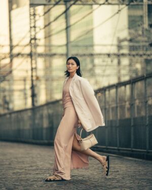 Nana Eikura Instagram - @tods 

Photo：Shunya Arai @yard_tokyo 
Styling： @miyuki_blue 
Hair： @kenichiforsenseofhumour 
Make-up： @rikamatsui26 
Male model： @wamo.r 
Text&Edit： @kanako.uchida 

GINZA 5月号掲載