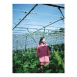 Nana Eikura Instagram - 市民エネルギーちば、の皆様から学ばせていただきました。正直、ソーラーパネルについてはネガティブな面の情報も聞くことがありますが、何事も「使い方」だと再確認しました。そして、「目的は何か」ですね。これからの未来に大切な「本当の豊かさ」を目標に掲げて行動、知識収集、取捨選択…に励みたいと思いました。 市民エネルギーちばの皆様は、限りある時間の中、丁寧に説明してくださりましたが、面白かったのは、このプロジェクトの進むスピード感！同じ志しの仲間と出会ってから、さらにロンハーマンと結託し、地産地消への道をわずか数ヶ月で立ち上げたとか。 熱意が人を動かす、を形にしていった方々の目は情熱的で感銘を受けました。その熱意を私も持って突き進みたい！ SPURで、未来への学び、という連載をスタートしました。まだまだ初心者、日々悩みながら小さく進むわたくしでございますが、SPURの連載を通して学びと体験を増やしていきたいと思います、ぜひ誌面で共有できたら嬉しいです。 そして、この日いただいた大豆になる予定のたわわな枝豆、茹でたらほくほくで美味しくて美味しくて。家族で美味しく大切にいただきました、市民エネルギーちばの皆様、どうもありがとうございました、またいつか会えたら嬉しいです(^^) SPUR1月号／撮影 横山創大