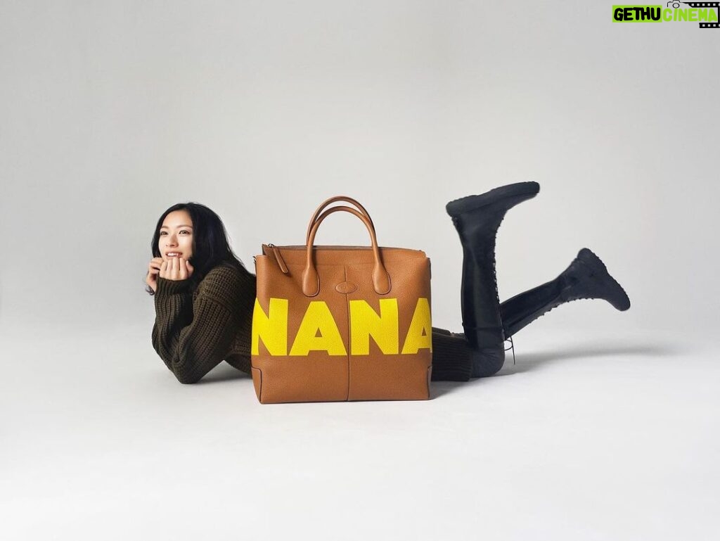 Nana Eikura Instagram - NANAバッグ🤍🤍🤍 じつは、こちら、スペシャルオーダーが出来ちゃいます😍皆さまもご自身の名前でオーダーして自分だけのバッグを🤍 明日（9/14）から阪急うめだ本店でスタートするポップアップイベント「TOD’S T-CLUB」では、「ディーアイ バッグ」の初のメイド・トゥ・オーダーサービスとなる「My Di Bag」を先行スタートします。バッグのフロント部分に好きな文字をレタリングすることで自分だけの1点をカスタムオーダーできるサービスです。" （補足：4サイズ、7色のカーフレザーからセレクトされた本体に、アルファベットで好きな文字を6色のカラーから選べます） 阪急うめだ本店でのポップアップイベント「TOD’S T-CLUB」は9月14日（水）～20日（火） @tods @walterchiapponi #tods