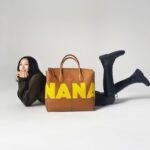 Nana Eikura Instagram – NANAバッグ🤍🤍🤍
じつは、こちら、スペシャルオーダーが出来ちゃいます😍皆さまもご自身の名前でオーダーして自分だけのバッグを🤍
明日（9/14）から阪急うめだ本店でスタートするポップアップイベント「TOD’S T-CLUB」では、「ディーアイ バッグ」の初のメイド・トゥ・オーダーサービスとなる「My Di Bag」を先行スタートします。バッグのフロント部分に好きな文字をレタリングすることで自分だけの1点をカスタムオーダーできるサービスです。”
（補足：4サイズ、7色のカーフレザーからセレクトされた本体に、アルファベットで好きな文字を6色のカラーから選べます）
阪急うめだ本店でのポップアップイベント「TOD’S T-CLUB」は9月14日（水）～20日（火）
@tods @walterchiapponi #tods