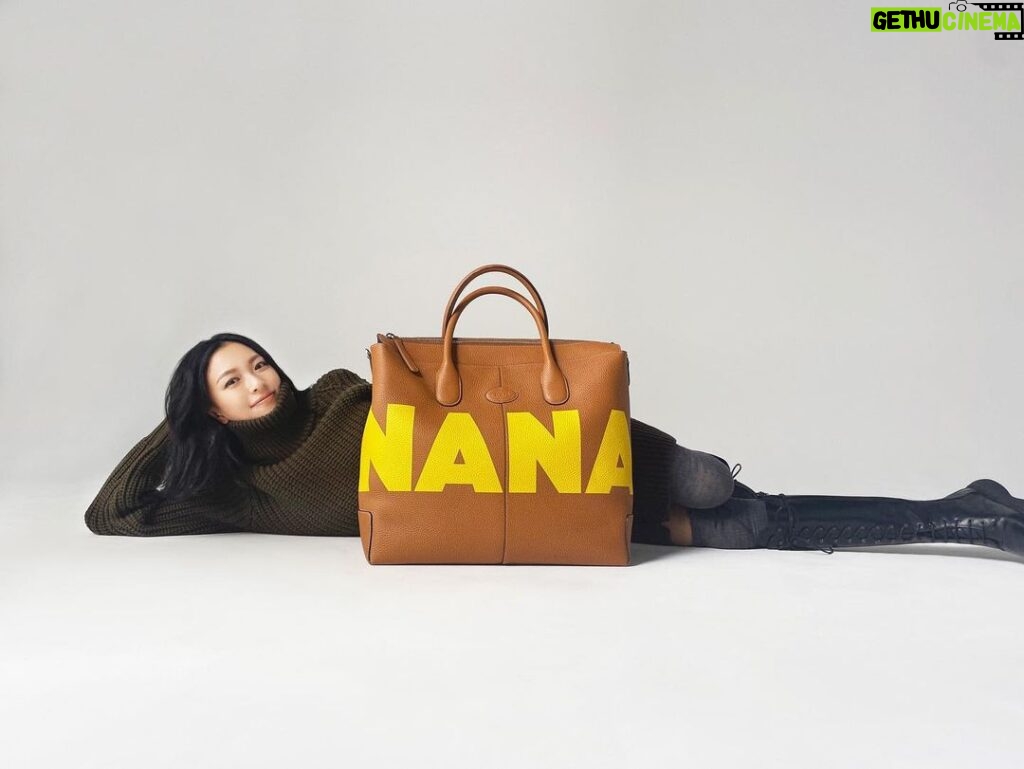 Nana Eikura Instagram - NANAバッグ🤍🤍🤍 じつは、こちら、スペシャルオーダーが出来ちゃいます😍皆さまもご自身の名前でオーダーして自分だけのバッグを🤍 明日（9/14）から阪急うめだ本店でスタートするポップアップイベント「TOD’S T-CLUB」では、「ディーアイ バッグ」の初のメイド・トゥ・オーダーサービスとなる「My Di Bag」を先行スタートします。バッグのフロント部分に好きな文字をレタリングすることで自分だけの1点をカスタムオーダーできるサービスです。" （補足：4サイズ、7色のカーフレザーからセレクトされた本体に、アルファベットで好きな文字を6色のカラーから選べます） 阪急うめだ本店でのポップアップイベント「TOD’S T-CLUB」は9月14日（水）～20日（火） @tods @walterchiapponi #tods