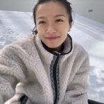 Nana Eikura Instagram - お礼を言いたいことが🙏 おかげさまで３４歳になりました、御祝いの御言葉をたくさんありがとうございました。 バタバタと過ぎる日々でして、実感ないまま今に至るのが現実でございますが、目が覚めました、私は３４歳😳😳😳😂 そして、もう一つ。 @laboucherougeparis とのコラボレーション商品のKOTO💄 たくさんの方が手に取ってくださってるようで 本当に嬉しくて。有難う御座います。 未熟な母ではございますが、私なりに子供の顔を浮かべながら、開発に携わりました。 想いが詰まったリップバームをたくさんの方とシェアできていて、奇跡的な幸福感を感じています。 しかしながら、在庫の供給が追いついておらず、せっかくサイトを訪れてくれたのに買えなかった方々がいるとのことで、申し訳ありませんでした。 自社ラボで丁寧なモノづくりをしているので、大量生産ができません。しかしそこがまた @laboucherougeparis の信頼おけるポイントでもあると思いますので、ぜひとも、もう暫くの間お待ちいただけたらと思います。 またレザーケースも、アップサイクルレザー（廃材）を使用していますので、在庫の確保が安定的ではありません。 KOTOのブルーケースセットはもしかしたら、間も無く…という気配もありますが、他にも素敵なカラーケースたくさんあります。 リップ自体はレフィル交換システムなので、ケースは何度も繰り返しつかえます。 一緒に時を過ごし、ご自身なりの味が滲んでくるかと思いますのでそこも楽しんでください。 一期一会を楽しんでいただけたら幸いです。 KOTOをこれからも、どうぞよろしくお願い致します💄
