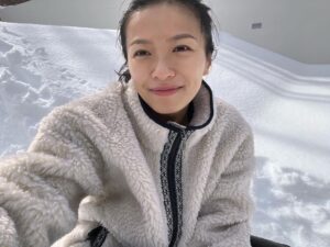 Nana Eikura Instagram - お礼を言いたいことが🙏

おかげさまで３４歳になりました、御祝いの御言葉をたくさんありがとうございました。

バタバタと過ぎる日々でして、実感ないまま今に至るのが現実でございますが、目が覚めました、私は３４歳😳😳😳😂

そして、もう一つ。

@laboucherougeparis とのコラボレーション商品のKOTO💄

たくさんの方が手に取ってくださってるようで

本当に嬉しくて。有難う御座います。

未熟な母ではございますが、私なりに子供の顔を浮かべながら、開発に携わりました。

想いが詰まったリップバームをたくさんの方とシェアできていて、奇跡的な幸福感を感じています。

しかしながら、在庫の供給が追いついておらず、せっかくサイトを訪れてくれたのに買えなかった方々がいるとのことで、申し訳ありませんでした。

自社ラボで丁寧なモノづくりをしているので、大量生産ができません。しかしそこがまた @laboucherougeparis の信頼おけるポイントでもあると思いますので、ぜひとも、もう暫くの間お待ちいただけたらと思います。

またレザーケースも、アップサイクルレザー（廃材）を使用していますので、在庫の確保が安定的ではありません。

KOTOのブルーケースセットはもしかしたら、間も無く…という気配もありますが、他にも素敵なカラーケースたくさんあります。

リップ自体はレフィル交換システムなので、ケースは何度も繰り返しつかえます。

一緒に時を過ごし、ご自身なりの味が滲んでくるかと思いますのでそこも楽しんでください。

一期一会を楽しんでいただけたら幸いです。

KOTOをこれからも、どうぞよろしくお願い致します💄
