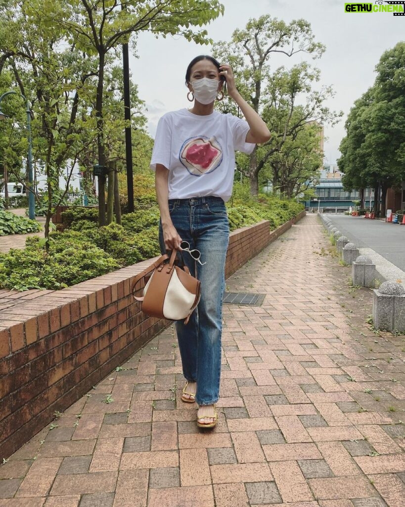 Nana Eikura Instagram - お腹すく🍞🍓🤤 T-shirt & bag @LOEWE #LOEWEhammock