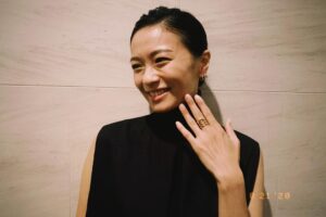 Nana Eikura Instagram - なんだか、減量の事がたくさん取り上げられていて、心配です。

絶対に真似はしないでください。

水１２リットル、たしかに飲んだ日もありましたが、１日だけですし、他にもっと大切なルールがあります。

一人一人違うプログラムですし、私の身体に合わせた内容を組んでもらって監修の元、行えた撮影の為の減量です。

１１月には撮影終わりましたが、現在とても健康です。

その後のケアも含めての減量でしたので。

しかし、こんなにたくさんピックアップされるということは、美容や健康に興味がある方が多いのですね。

もし今理想の身体へ調整するなら…３ヶ月後を目標に、食事を２割減らして有酸素運動を取り入れるなぁ〜(^^)

それより！とりあえず、今はこまめな水分補給ですね！