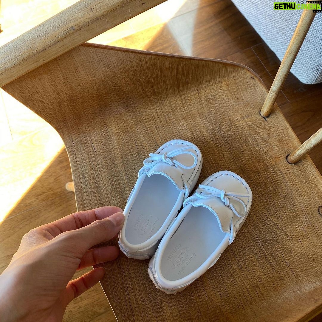 Nana Eikura Instagram - #TodsAcademy 第一弾 #TodsLegacy @tods のような歴史を刻んできた方々が、(これからの世界を作っていくであろう)若い人たちの為に、知識を分け与え、また可能性を広げる為の場を与えてくれる、革新的なプロジェクトを進めております🥺 新しい世界を作るのは、私たちだ、と自信と情熱を与えてくれる…そんなプロジェクトに思える。 本当に素敵、そして感謝ですね。 東京はもう春を感じる気候…新しいバッグを持ってお出かけできる日が楽しみでならないです🌸 そして手のひらに収まる、こんなに可愛いらしいシューズまで…🤍 È molto gentile da parte tua💚🤍❤️