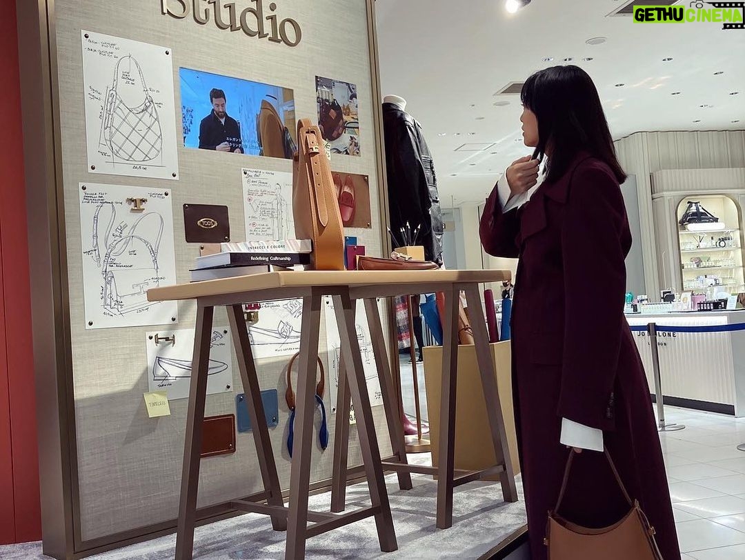 Nana Eikura Instagram - @walterchiapponi 's first @tods Women's collection ♡ 9/16〜9/22までISETAN新宿にて、POPUP開催中です。 一足お先に、開店前に伺いました。 イタリアにある、@walterchiapponiのアトリエの内装を感じられる空間になってます。ため息…☺️ 早く会いたかったよ〜コーデュロイパンツもサラサラのシャツも、パリっとしたジャンプスーツも…白いバッグも…たまらん。 イタリアの @tods ファミリーが恋しくなりました☺️