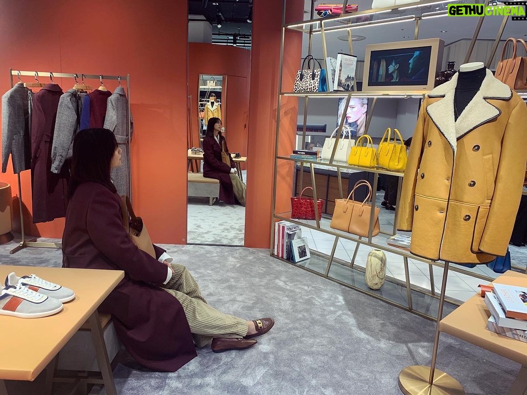Nana Eikura Instagram - @walterchiapponi 's first @tods Women's collection ♡ 9/16〜9/22までISETAN新宿にて、POPUP開催中です。 一足お先に、開店前に伺いました。 イタリアにある、@walterchiapponiのアトリエの内装を感じられる空間になってます。ため息…☺️ 早く会いたかったよ〜コーデュロイパンツもサラサラのシャツも、パリっとしたジャンプスーツも…白いバッグも…たまらん。 イタリアの @tods ファミリーが恋しくなりました☺️