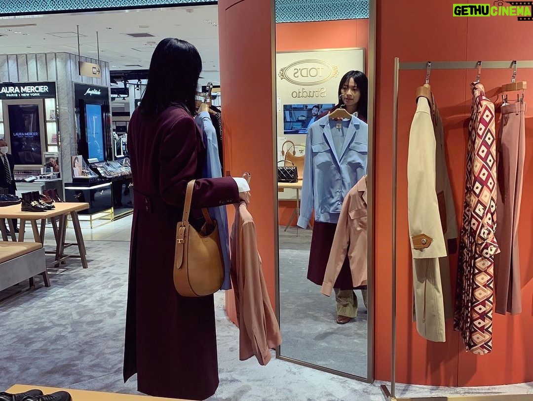 Nana Eikura Instagram - @walterchiapponi 's first @tods Women's collection ♡ 9/16〜9/22までISETAN新宿にて、POPUP開催中です。 一足お先に、開店前に伺いました。 イタリアにある、@walterchiapponiのアトリエの内装を感じられる空間になってます。ため息…☺️ 早く会いたかったよ〜コーデュロイパンツもサラサラのシャツも、パリっとしたジャンプスーツも…白いバッグも…たまらん。 イタリアの @tods ファミリーが恋しくなりました☺️