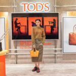 Nana Eikura Instagram - @tods うめだ阪急でのPOPUPは火曜日までです。 イタリアからきてくれた職人が日曜まで店頭にいらっしゃるので、刻印してくださいます。 すでにお持ちのTod's製品を持ち込んでも刻印してくださるそうです🤭（できない製品もあるかもしれませんので、職人さんに相談してください。） 靴バッグの製作デモンストレーションもしているので、これはぜひ見にきていただきたいです。 手作業で出来上がっていく鞄や靴の姿を目の当たりにすると、今持っている鞄や靴への愛着が増しますよ… #Tods #TodsPopup#TodsFW24