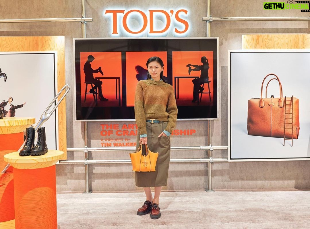 Nana Eikura Instagram - @tods うめだ阪急でのPOPUPは火曜日までです。 イタリアからきてくれた職人が日曜まで店頭にいらっしゃるので、刻印してくださいます。 すでにお持ちのTod's製品を持ち込んでも刻印してくださるそうです🤭(できない製品もあるかもしれませんので、職人さんに相談してください。) 靴バッグの製作デモンストレーションもしているので、これはぜひ見にきていただきたいです。 手作業で出来上がっていく鞄や靴の姿を目の当たりにすると、今持っている鞄や靴への愛着が増しますよ… #Tods #TodsPopup#TodsFW24