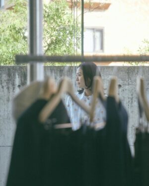 Nana Eikura Instagram - 2024ssのコレクションラインが幕を閉じようとしています。

受注会での想い出を振り返る隙のない１ヶ月を過ごしておりました…

写真を整理していて、ようやくあの日々の熱が蘇ってきました。

応募してくださった皆様の気持ち

会場へ足を運んでくださった皆様の気持ち

楽しんで洋服を見てくださった皆様の気持ち

本当に、どうもありがとうございました。

newnowの企画が始まって１年が過ぎます。

たった１年というのか、もう１年というのか。

山あり山あり山ありで

とても刺激的な１年でありました。

自らの無力さも感じる１年でありました。

それでも、ここまで辿り着けたのはnewnowに携わってくれたたくさんの仲間と、興味を持ってくださったお客様のおかげです。

既にAWの企画が進んでおりまして、newnowの未来が益々楽しみになるような…現在そんな道のりでございます。

TimelessはこれからもECで購入していただけますので、どうか楽しんでもらいたいです。

まずは。

newnow 1st コレクションをご覧いただき、誠に有難う御座いました。

Team newnowを代表して厚く御礼申し上げます。

これからも、よろしくお願い致します。

榮倉奈々