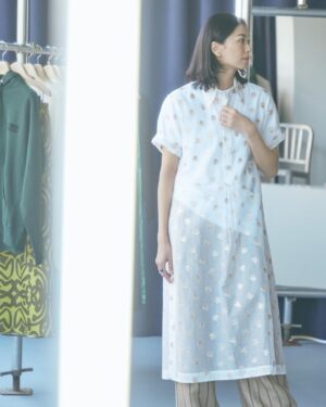Nana Eikura Instagram - 2024ssのコレクションラインが幕を閉じようとしています。

受注会での想い出を振り返る隙のない１ヶ月を過ごしておりました…

写真を整理していて、ようやくあの日々の熱が蘇ってきました。

応募してくださった皆様の気持ち

会場へ足を運んでくださった皆様の気持ち

楽しんで洋服を見てくださった皆様の気持ち

本当に、どうもありがとうございました。

newnowの企画が始まって１年が過ぎます。

たった１年というのか、もう１年というのか。

山あり山あり山ありで

とても刺激的な１年でありました。

自らの無力さも感じる１年でありました。

それでも、ここまで辿り着けたのはnewnowに携わってくれたたくさんの仲間と、興味を持ってくださったお客様のおかげです。

既にAWの企画が進んでおりまして、newnowの未来が益々楽しみになるような…現在そんな道のりでございます。

TimelessはこれからもECで購入していただけますので、どうか楽しんでもらいたいです。

まずは。

newnow 1st コレクションをご覧いただき、誠に有難う御座いました。

Team newnowを代表して厚く御礼申し上げます。

これからも、よろしくお願い致します。

榮倉奈々