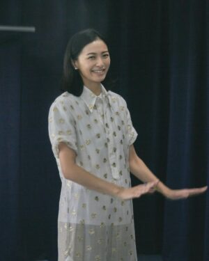 Nana Eikura Instagram - 2024ssのコレクションラインが幕を閉じようとしています。

受注会での想い出を振り返る隙のない１ヶ月を過ごしておりました…

写真を整理していて、ようやくあの日々の熱が蘇ってきました。

応募してくださった皆様の気持ち

会場へ足を運んでくださった皆様の気持ち

楽しんで洋服を見てくださった皆様の気持ち

本当に、どうもありがとうございました。

newnowの企画が始まって１年が過ぎます。

たった１年というのか、もう１年というのか。

山あり山あり山ありで

とても刺激的な１年でありました。

自らの無力さも感じる１年でありました。

それでも、ここまで辿り着けたのはnewnowに携わってくれたたくさんの仲間と、興味を持ってくださったお客様のおかげです。

既にAWの企画が進んでおりまして、newnowの未来が益々楽しみになるような…現在そんな道のりでございます。

TimelessはこれからもECで購入していただけますので、どうか楽しんでもらいたいです。

まずは。

newnow 1st コレクションをご覧いただき、誠に有難う御座いました。

Team newnowを代表して厚く御礼申し上げます。

これからも、よろしくお願い致します。

榮倉奈々