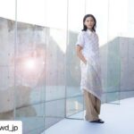 Nana Eikura Instagram - #Repost @wwd_jp with @use.repost ・・・ インタビュー：榮倉奈々が「ニューナウ」で示す新たなブランドのあり方　自ら対面接客で受注生産 俳優の榮倉奈々が、自身で立ち上げたアパレルブランド「ニューナウ（NEWNOW）」のファーストコレクションを発表した。スタイリストの上杉美雪をクリエイティブ・ビジョン・ディレクターに、「コート（COATE）」の福屋千春デザイナーをクチュール・デザイナーに迎えて始動。シーズンコレクションとなる2024年春夏のアイテムと、通年販売するカジュアルなアイテムをそろえた“Timeless（タイムレス）” ラインを提案する。価格帯はドレス類が5万円～、ニット類が2万円〜、トップ類が4万円〜、パンツ類が4万円〜。（※価格は参考で変更の可能性もある） 上質な素材と着心地、シルエットを追求して丁寧に仕立てたアイテムは、シンプルながら手に取るだけでこだわりやクオリティーを感じる、洗練された大人のためのワードローブ。販売は現在ECサイトのみ。一般顧客を招くオーダー会を半期に一度開催して受注生産する。事前抽選制となった初回は定員数の5倍の応募が殺到し、4日半でプレス関係者を含む872人が来場した。 モデルや俳優業の仕事に加えてプライベートでは二児の母でもある榮倉は、なぜ今、経営者となりアパレルブランドを立ち上げたのか？自ら受注会場に立ち積極的に来場客とコミュニケーションをとるなど、並々ならぬこだわりが詰まったデビューシーズンの披露を終えた榮倉に、ブランドに込めた想いから受注会の反響、今後の方向性まで聞いた。 WWD：いつか自分でアパレルブランドを立ち上げたいと思っていた？ 榮倉奈々（以下、榮倉）：まったく思っていませんでした。服は大好きですが、着ることと作ることは全然違うことだと認識していたので。きっかけは子どもができたことでした。14歳から芸能界に入り、この業界しか知らないで走り続けましたが、育児を通して初めて外の世界とつながりました。「私はこのままでいいのかな」「でも何をしたいか分からない」と悶々と考えながら数年を過ごしていたと今となっては思います。これまで事務所が環境を整えてくれていたことも実感しました。外の世界に身を置いて、新しいことに挑戦したいと思ったんです。 インタビュー全文は @wwd_jp プロフィールのリンクから PHOTO:MICHIKA MOCHIZUKI #NEWNOW#ニューナウ#榮倉奈々#nanaeikura#fashion#fashionbrand#ファッションブランド#アパレルブランド#ブランド立ち上げ#インタビュー