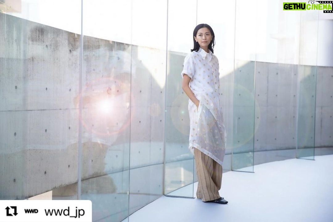 Nana Eikura Instagram - #Repost @wwd_jp with @use.repost ・・・ インタビュー:榮倉奈々が「ニューナウ」で示す新たなブランドのあり方 自ら対面接客で受注生産 俳優の榮倉奈々が、自身で立ち上げたアパレルブランド「ニューナウ(NEWNOW)」のファーストコレクションを発表した。スタイリストの上杉美雪をクリエイティブ・ビジョン・ディレクターに、「コート(COATE)」の福屋千春デザイナーをクチュール・デザイナーに迎えて始動。シーズンコレクションとなる2024年春夏のアイテムと、通年販売するカジュアルなアイテムをそろえた“Timeless(タイムレス)”
ラインを提案する。価格帯はドレス類が5万円~、ニット類が2万円〜、トップ類が4万円〜、パンツ類が4万円〜。(※価格は参考で変更の可能性もある) 上質な素材と着心地、シルエットを追求して丁寧に仕立てたアイテムは、シンプルながら手に取るだけでこだわりやクオリティーを感じる、洗練された大人のためのワードローブ。販売は現在ECサイトのみ。一般顧客を招くオーダー会を半期に一度開催して受注生産する。事前抽選制となった初回は定員数の5倍の応募が殺到し、4日半でプレス関係者を含む872人が来場した。 モデルや俳優業の仕事に加えてプライベートでは二児の母でもある榮倉は、なぜ今、経営者となりアパレルブランドを立ち上げたのか?自ら受注会場に立ち積極的に来場客とコミュニケーションをとるなど、並々ならぬこだわりが詰まったデビューシーズンの披露を終えた榮倉に、ブランドに込めた想いから受注会の反響、今後の方向性まで聞いた。 WWD:いつか自分でアパレルブランドを立ち上げたいと思っていた? 榮倉奈々(以下、榮倉):まったく思っていませんでした。服は大好きですが、着ることと作ることは全然違うことだと認識していたので。きっかけは子どもができたことでした。14歳から芸能界に入り、この業界しか知らないで走り続けましたが、育児を通して初めて外の世界とつながりました。「私はこのままでいいのかな」「でも何をしたいか分からない」と悶々と考えながら数年を過ごしていたと今となっては思います。これまで事務所が環境を整えてくれていたことも実感しました。外の世界に身を置いて、新しいことに挑戦したいと思ったんです。 インタビュー全文は @wwd_jp プロフィールのリンクから PHOTO:MICHIKA MOCHIZUKI #NEWNOW#ニューナウ#榮倉奈々#nanaeikura#fashion#fashionbrand#ファッションブランド#アパレルブランド#ブランド立ち上げ#インタビュー