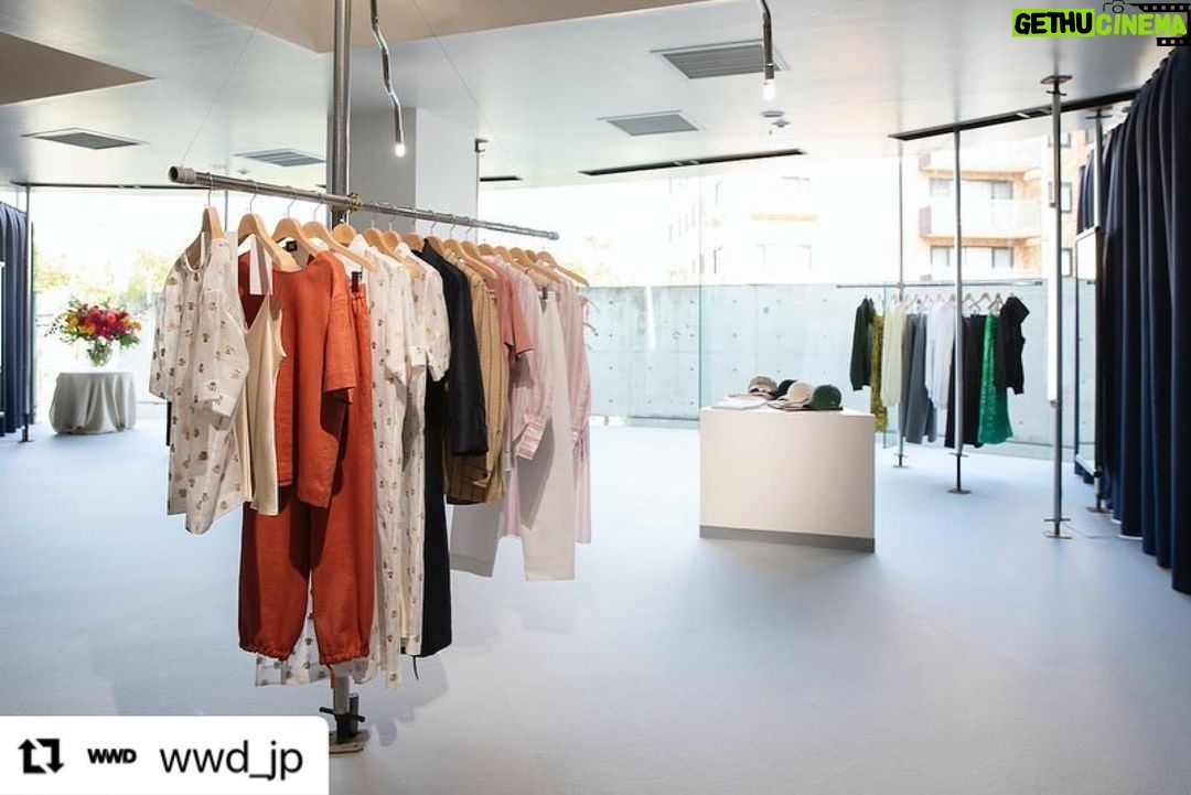 Nana Eikura Instagram - #Repost @wwd_jp with @use.repost ・・・ インタビュー:榮倉奈々が「ニューナウ」で示す新たなブランドのあり方 自ら対面接客で受注生産 俳優の榮倉奈々が、自身で立ち上げたアパレルブランド「ニューナウ(NEWNOW)」のファーストコレクションを発表した。スタイリストの上杉美雪をクリエイティブ・ビジョン・ディレクターに、「コート(COATE)」の福屋千春デザイナーをクチュール・デザイナーに迎えて始動。シーズンコレクションとなる2024年春夏のアイテムと、通年販売するカジュアルなアイテムをそろえた“Timeless(タイムレス)”
ラインを提案する。価格帯はドレス類が5万円~、ニット類が2万円〜、トップ類が4万円〜、パンツ類が4万円〜。(※価格は参考で変更の可能性もある) 上質な素材と着心地、シルエットを追求して丁寧に仕立てたアイテムは、シンプルながら手に取るだけでこだわりやクオリティーを感じる、洗練された大人のためのワードローブ。販売は現在ECサイトのみ。一般顧客を招くオーダー会を半期に一度開催して受注生産する。事前抽選制となった初回は定員数の5倍の応募が殺到し、4日半でプレス関係者を含む872人が来場した。 モデルや俳優業の仕事に加えてプライベートでは二児の母でもある榮倉は、なぜ今、経営者となりアパレルブランドを立ち上げたのか?自ら受注会場に立ち積極的に来場客とコミュニケーションをとるなど、並々ならぬこだわりが詰まったデビューシーズンの披露を終えた榮倉に、ブランドに込めた想いから受注会の反響、今後の方向性まで聞いた。 WWD:いつか自分でアパレルブランドを立ち上げたいと思っていた? 榮倉奈々(以下、榮倉):まったく思っていませんでした。服は大好きですが、着ることと作ることは全然違うことだと認識していたので。きっかけは子どもができたことでした。14歳から芸能界に入り、この業界しか知らないで走り続けましたが、育児を通して初めて外の世界とつながりました。「私はこのままでいいのかな」「でも何をしたいか分からない」と悶々と考えながら数年を過ごしていたと今となっては思います。これまで事務所が環境を整えてくれていたことも実感しました。外の世界に身を置いて、新しいことに挑戦したいと思ったんです。 インタビュー全文は @wwd_jp プロフィールのリンクから PHOTO:MICHIKA MOCHIZUKI #NEWNOW#ニューナウ#榮倉奈々#nanaeikura#fashion#fashionbrand#ファッションブランド#アパレルブランド#ブランド立ち上げ#インタビュー