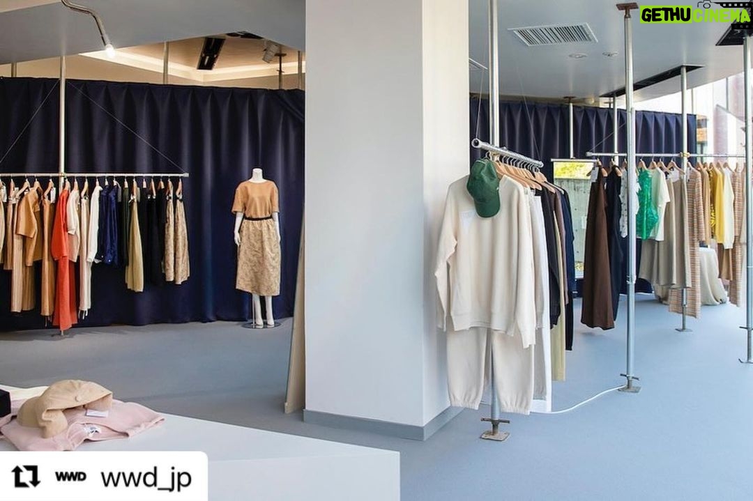 Nana Eikura Instagram - #Repost @wwd_jp with @use.repost ・・・ インタビュー:榮倉奈々が「ニューナウ」で示す新たなブランドのあり方 自ら対面接客で受注生産 俳優の榮倉奈々が、自身で立ち上げたアパレルブランド「ニューナウ(NEWNOW)」のファーストコレクションを発表した。スタイリストの上杉美雪をクリエイティブ・ビジョン・ディレクターに、「コート(COATE)」の福屋千春デザイナーをクチュール・デザイナーに迎えて始動。シーズンコレクションとなる2024年春夏のアイテムと、通年販売するカジュアルなアイテムをそろえた“Timeless(タイムレス)”
ラインを提案する。価格帯はドレス類が5万円~、ニット類が2万円〜、トップ類が4万円〜、パンツ類が4万円〜。(※価格は参考で変更の可能性もある) 上質な素材と着心地、シルエットを追求して丁寧に仕立てたアイテムは、シンプルながら手に取るだけでこだわりやクオリティーを感じる、洗練された大人のためのワードローブ。販売は現在ECサイトのみ。一般顧客を招くオーダー会を半期に一度開催して受注生産する。事前抽選制となった初回は定員数の5倍の応募が殺到し、4日半でプレス関係者を含む872人が来場した。 モデルや俳優業の仕事に加えてプライベートでは二児の母でもある榮倉は、なぜ今、経営者となりアパレルブランドを立ち上げたのか?自ら受注会場に立ち積極的に来場客とコミュニケーションをとるなど、並々ならぬこだわりが詰まったデビューシーズンの披露を終えた榮倉に、ブランドに込めた想いから受注会の反響、今後の方向性まで聞いた。 WWD:いつか自分でアパレルブランドを立ち上げたいと思っていた? 榮倉奈々(以下、榮倉):まったく思っていませんでした。服は大好きですが、着ることと作ることは全然違うことだと認識していたので。きっかけは子どもができたことでした。14歳から芸能界に入り、この業界しか知らないで走り続けましたが、育児を通して初めて外の世界とつながりました。「私はこのままでいいのかな」「でも何をしたいか分からない」と悶々と考えながら数年を過ごしていたと今となっては思います。これまで事務所が環境を整えてくれていたことも実感しました。外の世界に身を置いて、新しいことに挑戦したいと思ったんです。 インタビュー全文は @wwd_jp プロフィールのリンクから PHOTO:MICHIKA MOCHIZUKI #NEWNOW#ニューナウ#榮倉奈々#nanaeikura#fashion#fashionbrand#ファッションブランド#アパレルブランド#ブランド立ち上げ#インタビュー