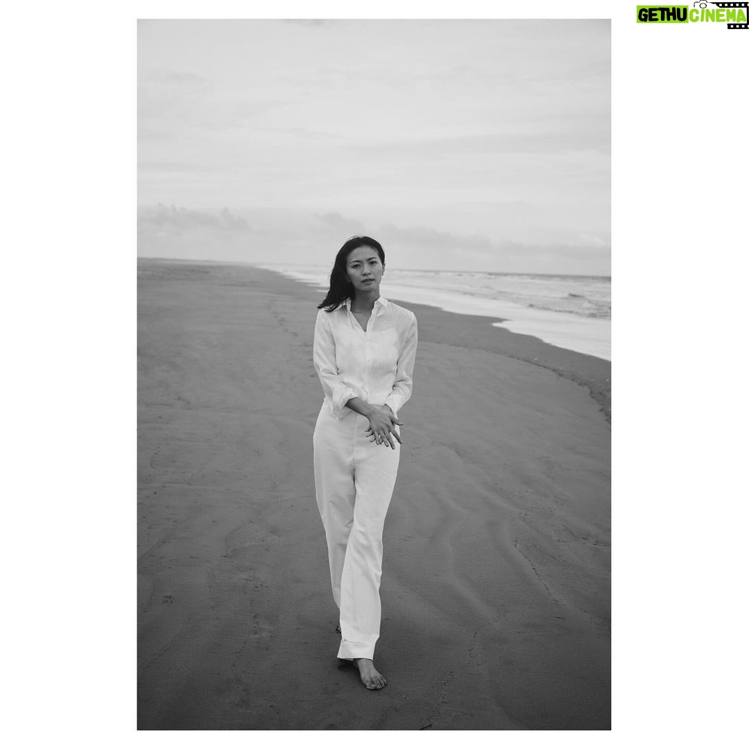 Nana Eikura Instagram - かねてより準備を進めてまいりました、アパレルブランド「newnow」を発表させていただく運びとなりました。 それに伴い、新会社を設立したのですが、起業をしようと奮い立たせてくれたのは、紛れもなく子どもたちの存在です。 何事にも好奇心を 持ち挑戦し続ける子どもたちと6年間過ごしていると、私も新しい場所で、奮励したくなった...というのがブランドの立ち上 げに対する素直な気持ちです。 着心地がよく、買っただけでもドキドキする、クローゼットに並べるだけで胸が高鳴る、コーディネートを考えたらすぐにで も着替えたくなる、そんな洋服が好きです。 かつてそんな純粋な気持ちで洋服を眺めていた自分を、再び思い出したくなりました。 Creative vision director に stylist 上杉美雪さん、Couture designer に福屋千春さんを迎え、 お二人とともに "変わりつづける今を生きる服“ というテーマのもと、洗練された洋服 をご提供させていただくことになりました。 環境への配慮と、コーディネートによって人物の内側をより光らせるスタイリストならではの観点から、スタイリングを含む 販売方法として、受注会での販売がメインとなります。 プロフェッショナルの皆様の支援のもと、生地の選定、デザイン、受注会場、EC サイトの開設...すべての細部まで関わら せていただきました。 また、newnow の起源は"家族"にあるということで、撮影には夫に協力していただきました。 改めて、家族、そして、ともに試行錯誤し奮闘してくださっている LAND NK の仲間たちに感謝の気持ちでいっぱいです。 日本の社会が洗練された美しい人で溢れるよう、邁進し続けて参りたいと思います。 そしてまずは、ここまで辿り着けたこと、感慨無量の極みです。 受注会へお越しの上、ぜひとも "買える最高品質" newnowの服と触れ合ってみてください。 応募方法に関してはHPよりご確認ください。 どうぞよろしくお願いします♡ 榮倉奈々 @newnow_jp #newnow_jp