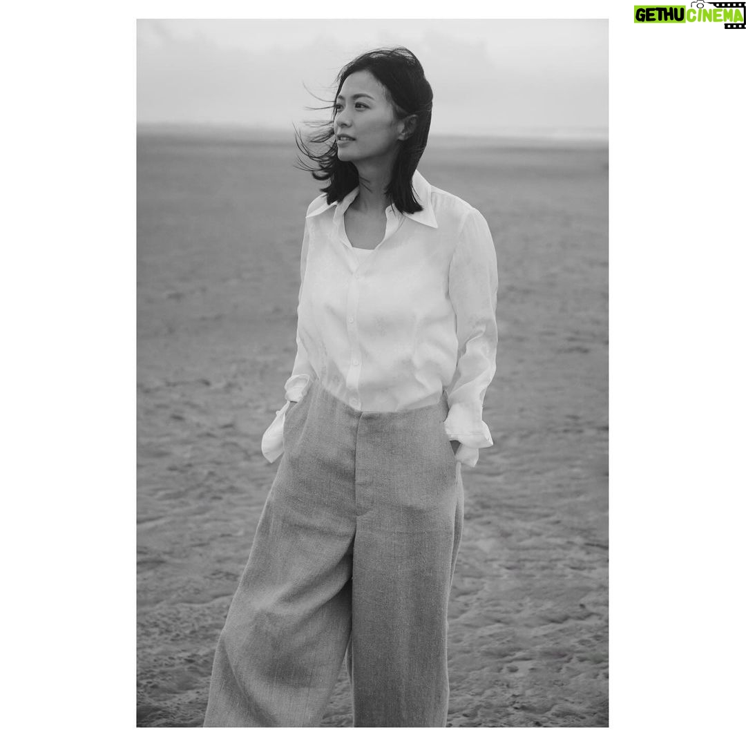 Nana Eikura Instagram - かねてより準備を進めてまいりました、アパレルブランド「newnow」を発表させていただく運びとなりました。 それに伴い、新会社を設立したのですが、起業をしようと奮い立たせてくれたのは、紛れもなく子どもたちの存在です。 何事にも好奇心を 持ち挑戦し続ける子どもたちと6年間過ごしていると、私も新しい場所で、奮励したくなった...というのがブランドの立ち上 げに対する素直な気持ちです。 着心地がよく、買っただけでもドキドキする、クローゼットに並べるだけで胸が高鳴る、コーディネートを考えたらすぐにで も着替えたくなる、そんな洋服が好きです。 かつてそんな純粋な気持ちで洋服を眺めていた自分を、再び思い出したくなりました。 Creative vision director に stylist 上杉美雪さん、Couture designer に福屋千春さんを迎え、 お二人とともに "変わりつづける今を生きる服“ というテーマのもと、洗練された洋服 をご提供させていただくことになりました。 環境への配慮と、コーディネートによって人物の内側をより光らせるスタイリストならではの観点から、スタイリングを含む 販売方法として、受注会での販売がメインとなります。 プロフェッショナルの皆様の支援のもと、生地の選定、デザイン、受注会場、EC サイトの開設...すべての細部まで関わら せていただきました。 また、newnow の起源は"家族"にあるということで、撮影には夫に協力していただきました。 改めて、家族、そして、ともに試行錯誤し奮闘してくださっている LAND NK の仲間たちに感謝の気持ちでいっぱいです。 日本の社会が洗練された美しい人で溢れるよう、邁進し続けて参りたいと思います。 そしてまずは、ここまで辿り着けたこと、感慨無量の極みです。 受注会へお越しの上、ぜひとも "買える最高品質" newnowの服と触れ合ってみてください。 応募方法に関してはHPよりご確認ください。 どうぞよろしくお願いします♡ 榮倉奈々 @newnow_jp #newnow_jp