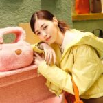 Nanase Nishino Instagram - 🦁「TOD'S LIE ON A LION」🖼 ライオンの家族のリビングをイメージしたスペースにお邪魔してきました。 ぜーんぶもこもこ✨ もこもこアイテムも ライオンも可愛くて とにかく癒されました🎉 伊勢丹新宿店で今日から16日まで！ ぜひ行ってみてください😉 #Tods
