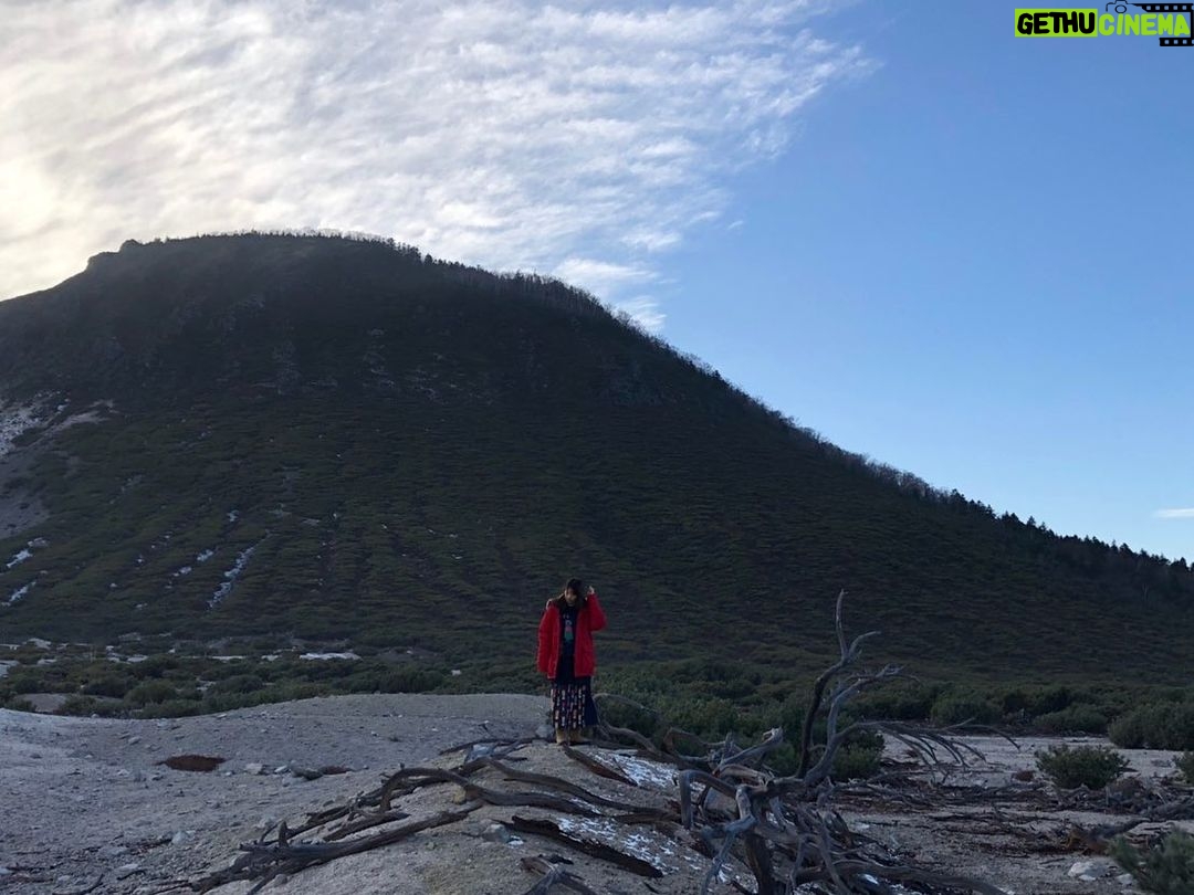 Nanase Nishino Instagram - 週刊少年マガジン発売中です! 釧路へ 硫黄山🏔屈斜路湖💠 大自然にテンション上がって、ひたすら癒されました。焚き火すると炎から目が離せなくなる。 ぜひ!