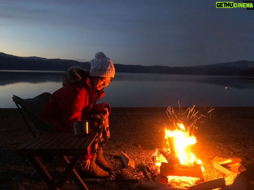 Nanase Nishino Instagram - 週刊少年マガジン発売中です！ 釧路へ 硫黄山🏔屈斜路湖💠 大自然にテンション上がって、ひたすら癒されました。焚き火すると炎から目が離せなくなる。 ぜひ！