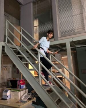 Nanase Nishino Instagram - 今夜 22時より
第三話放送です！ぜひぜひ。🌟🏃‍♂️
くるみの髪型アレンジは、毎回変わっています。

#アンサングシンデレラ