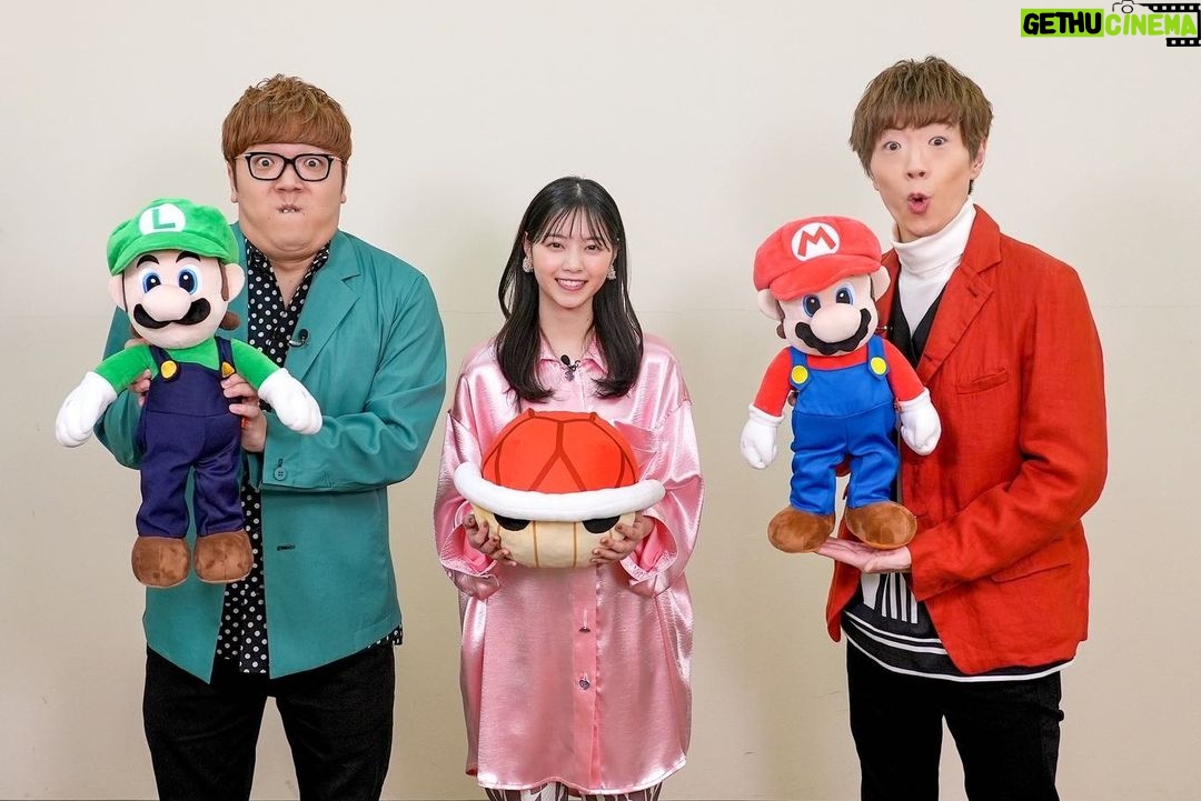 Nanase Nishino Instagram - 映画「ザ・スーパーマリオブラザーズ・ムービー」のアンバサダーに、HIKAKINさん、SEIKINさんと一緒に就任致しました! 先日 ユニバーサルスタジオジャパンにてイベントを行いました✨ いろいろ撮影もしましたのでお楽しみに✌️ マリオがついに映画になるなんてすごいなぁ ちなみにゲームだと スーパーマリオサンシャイン、 ペーパーマリオRPG、スーパーペーパーマリオが大好きで かなり遊びました☺️ レインボーロードカチューシャかわいい、、